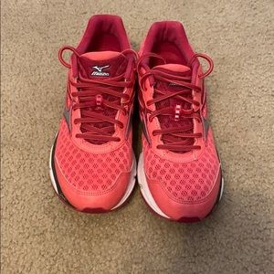 Mizuno wave inspire tennis shoe